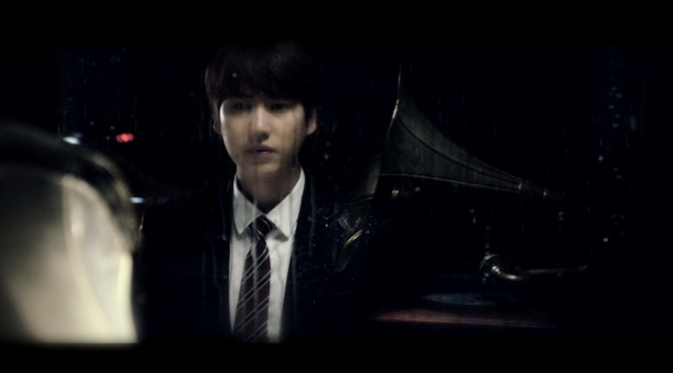 Kyuhyun terlihat dengan tatapan sedihnya di cuplikan video jelang konser Super Junior KRY