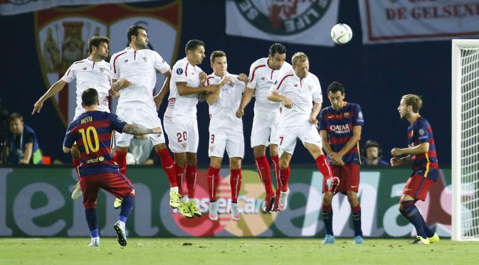 Penyerang Barcelona, Lionel Messi saat melakukan tendangan bebas pada pertandingan Piala Super Eropa 2015 di Stadion Boris Paichadze, Tbilisi, Georgia, (12/8/2015). Barcelona menang atas Sevilla dengan skor 5-4. (REUTERS/David Mdzinarishvili)