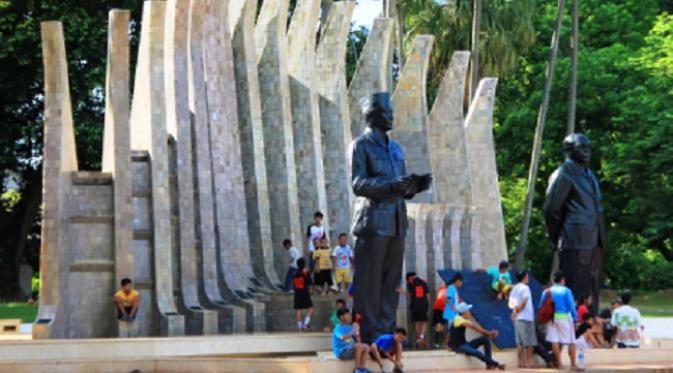 Taman Proklamasi yang berlokasi di Jalan Pegangsaan merupakan lokasi dibacakannya teks proklamasi oleh Sukarno dan Hatta.