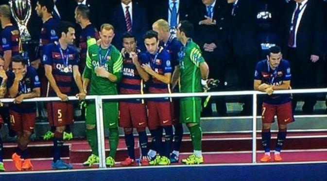 Pedro (paling kanan) malah memisahkan diri dari pemain Barcelona lainnya.
