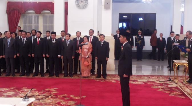 Mantan Presiden Megawati Soekarnoputri menghadiri pelantikan menteri oleh Presiden Jokowi di Istana Negara, Jakarta. (Liputan6.com/Ilyas Istianur Praditya)