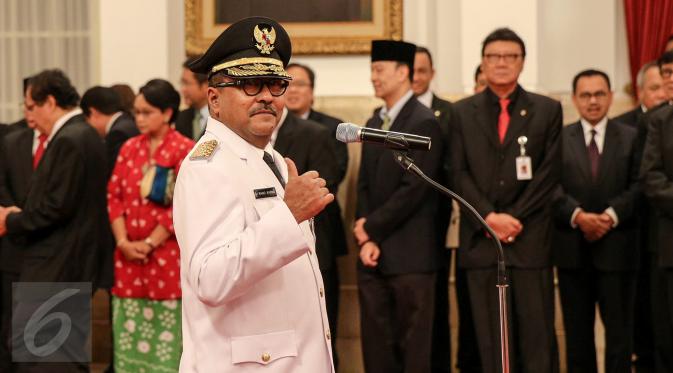 Rano Karno acungkan jempol saat pelantikan dirinya sebagai Gubernur Banten di Istana Negara, Jakarta, Rabu (12/8/2015). Rano menggantikan Ratu Atut yang turun sebelum masa jabatannya habis karena dipidana dalam kasus korupsi. (Liputan6.com/Faizal Fanani)
