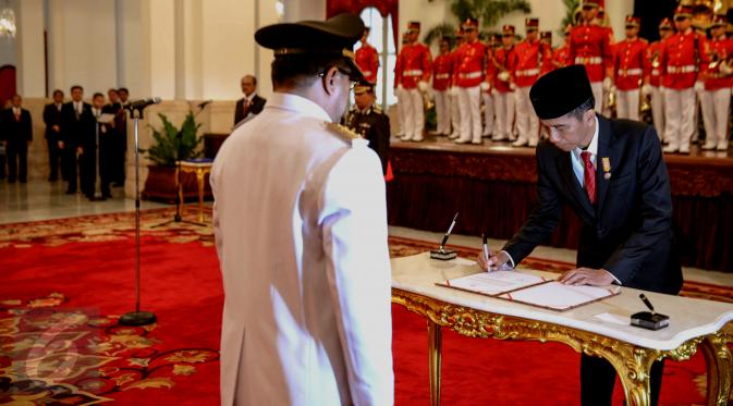 Presiden Joko Widodo (kanan) menandatangani dokumen pelantikan Rano Karno sebagai Gubernur Banten di Istana Negara, Jakarta, Rabu (12/8/2015). Rano menggantikan Ratu Atut yang dipidana dalam kasus korupsi. (Liputan6.com/Faizal Fanani)