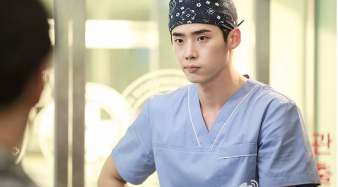 Lee Jong Suk saat berperan sebagai dokter dalam drama Doctor Stranger (2014)