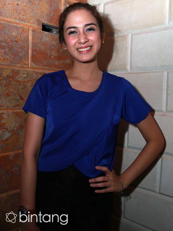 Nina Zatulini memerankan tokoh Aida yang bersifat lemah lembut karena dibesarkan di lingkungan pesantren. (Deki Prayoga/Bintang.com)