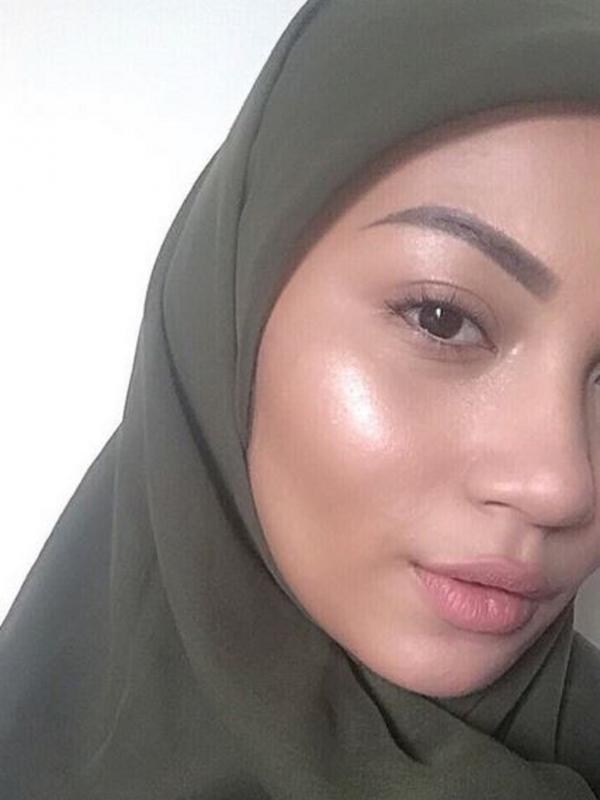 Ariel Tatum saat mengenakan jilbab (Instagram/@arieltatum)