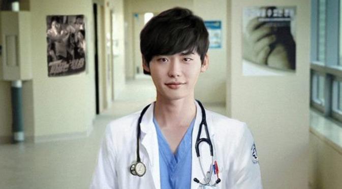 Penampilan Lee Jong Suk di drama Doctor Stranger. Foto: Pinterest
