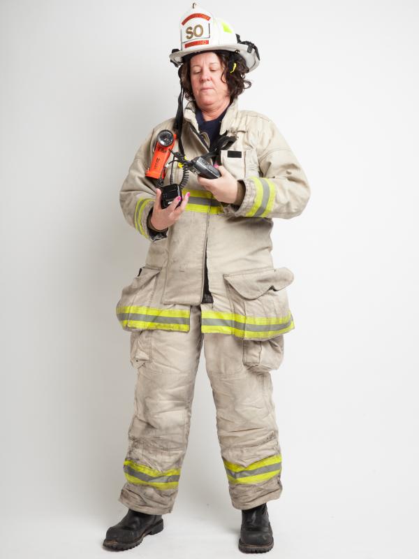 8 Foto yang Jadi Bukti Kalau Cewek Bisa Jadi Pemadam Kebakaran | via: huffingtonpost.com