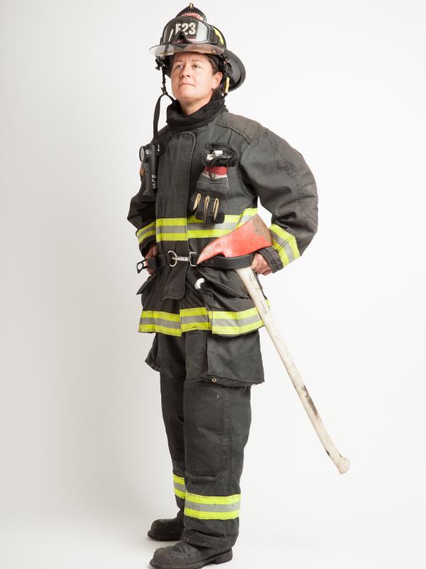 8 Foto yang Jadi Bukti Kalau Cewek Bisa Jadi Pemadam Kebakaran | via: huffingtonpost.com