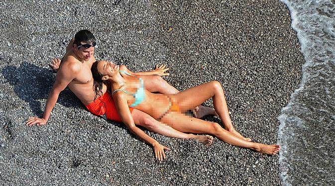 Bradley Cooper dan Irina Shayk bermesraan di pantai. (foto: dailymail)