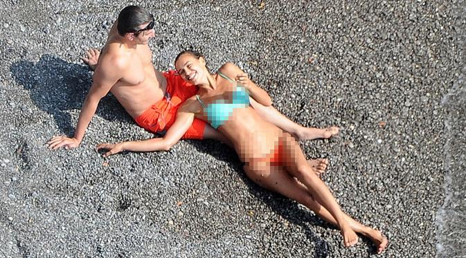 Bradley Cooper dan Irina Shayk tak berhenti berciuman selama di pantai. (foto: dailymail)