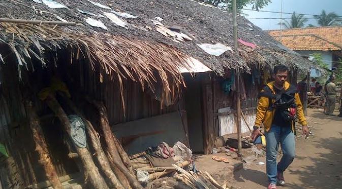 20 orang tinggal dalam satu rumah sederhana di Banten. (Liputan6.com/Yandhie Deslatama)