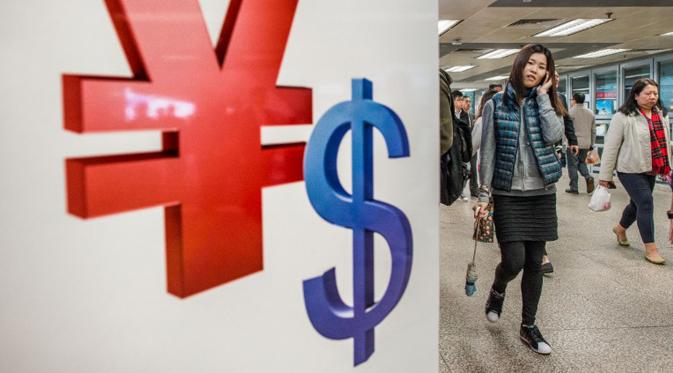 Seorang wanita melewati simbol yuan Cina dan dolar AS di Hong Kong. Foto diambil pada 28 November 2012. Langkah Bank Sentral China pada 11 Agustus 2015 menurunkan nilai tukar yuan terhadap dolar AS langsung membuat pelaku pasar ketakutan. (AFP PHOTO)