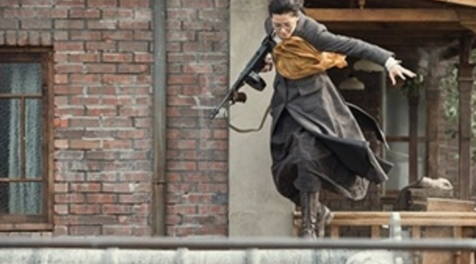 Jun Ji Hyun ketika beraksi dalam film klasik Assassination yang meraih sukses besar.