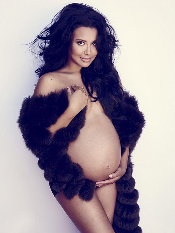 Foto hamil Naya Rivera yang dipamerkannya bersamaan dengan Kim Kardashian. (foto: dailymail)