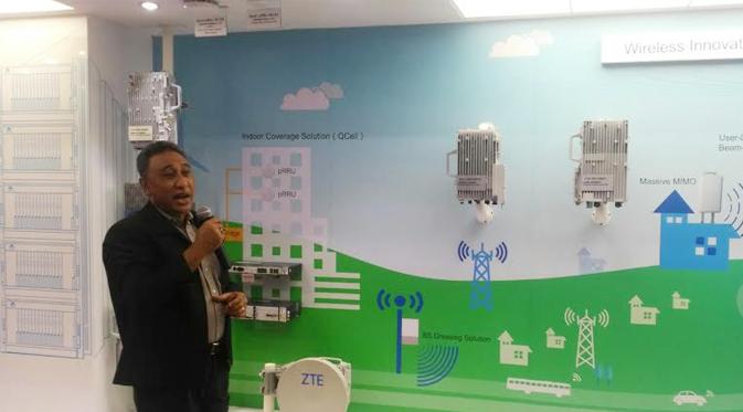 Head of Network Special Project Smartfren, Munir Syahda Prabowo menjelaskan teknologi jaringan seluler ZTE yang dipakai Smartfren (Liputan6.com/ Adhi Maulana)