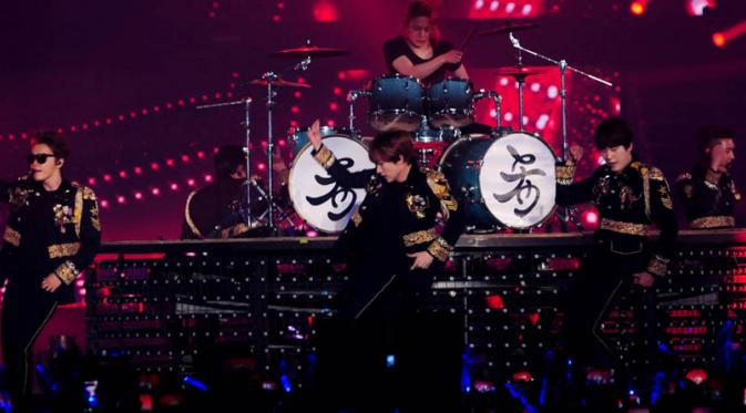 Aksi Super Junior saat konser di Jakarta [Foto: Faisal R. Syam/Liputan6.com]