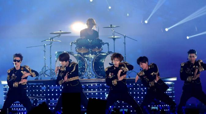 Aksi Super Junior saat konser di Jakarta [Foto: Faisal R. Syam/Liputan6.com]