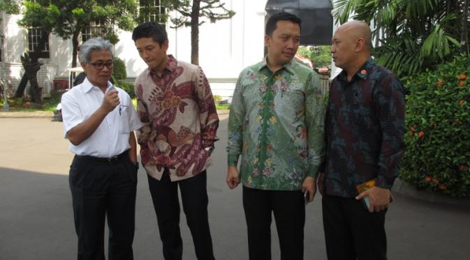 Rio Haryanto (dua dari kiri) berbincang dengan Direktur Utama PT Pertamina, Dwi Sutjipto (kiri), serta Menpora Imam Nahrawi (tiga dari kiri), di Istana Negara, Jakarta, Kamis (13/8/2015) (Bola.com/Yus Mei Sawitri)