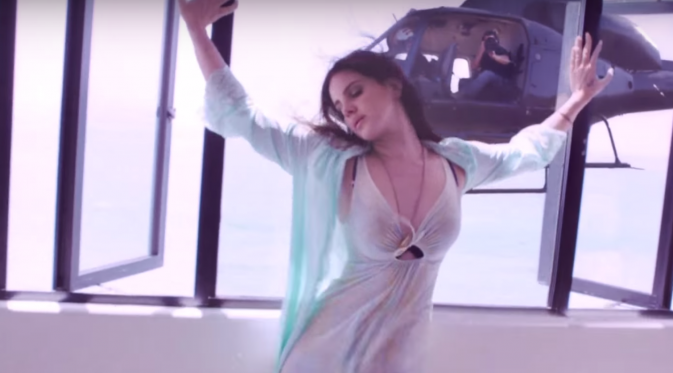 Lana Del Rey dalam video High By The Beach