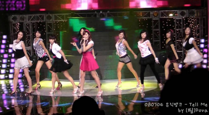 Girls Generation saat ditantang tampil seperti Wonder Girls di Music Bank dengan lagu Tell Me pada 2008 silam.