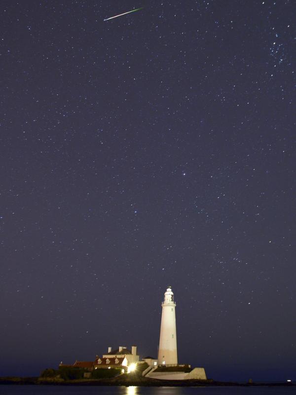 Potret Memesona 'Pertunjukan' Meteor Perseid dari Seluruh Dunia. | via: mashable.com