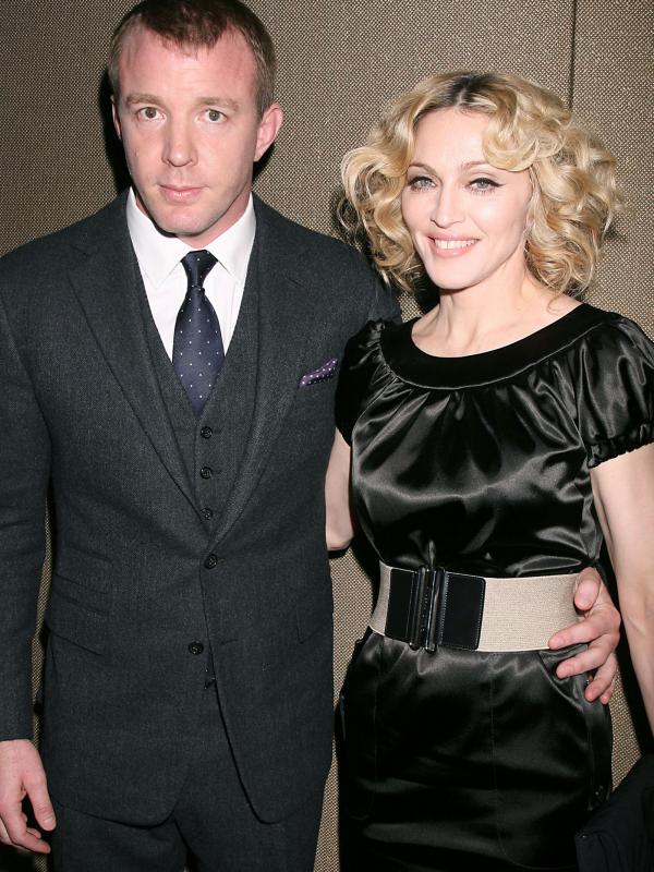 Madonna dan Guy Ritchie tampil bersama saat masih menjadi suami-istri. (foto: thenypost)