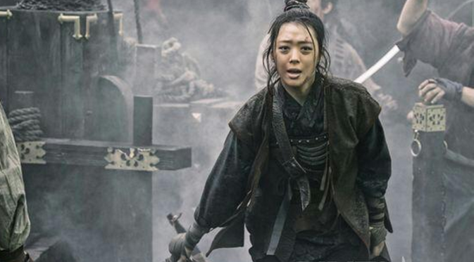 Aksi Sulli dalam film Pirates yang juga diperankan oleh aktor tampan Kim Nam Gil.