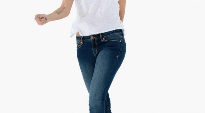 Skinny jeans atau celana jeans ketat dapat menekan syaraf dan mengganggu pencernaan. Octavio Bessa, internis dari Stamford, menuturkan, celana ketat dapat membuat perut tidak nyaman, mulas dan kembung. (Dimitrios Kambouris/Getty Images for Jordache/AFP)
