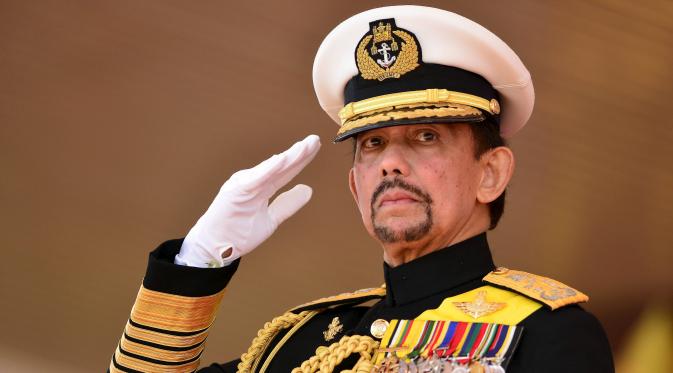 Sultan Brunei, Hassanal Bolkiah memberi hormat saat perayaan ulang tahunnya yang ke-69 di Istana Nurul Iman, Sabtu (15/8/2015). Perayaan itu sempat ditunda dari 15 Juli menjadi 15 Agustus karena bulan Ramadan. (REUTERS/Ahim Rani)