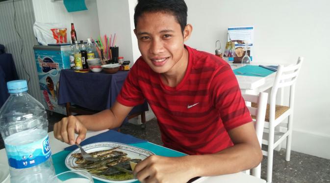 MAKANAN LAUT - Selama menjalani trial di Palamos, Evan Dimas lebih sering menikmati makanan khas laut seperti ikan sarden. (Bola.com/Reza Khomaini)