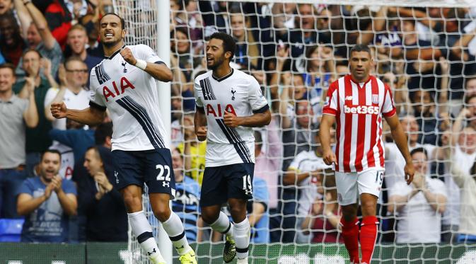 Nacer Chadli (kiri) rayakan gol kedua untuk Tottenham Hotspurs lawan Stoke City (Darren Staples/Reuters)