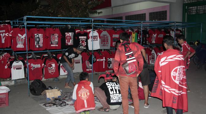 Pedagang jersey dan pernak-pernik sepak bola menikmati keuntungan saat pertandingan sepak bola di Stadion Manahan kembali digelar. (Bola.com/Vincensius Sawarno)