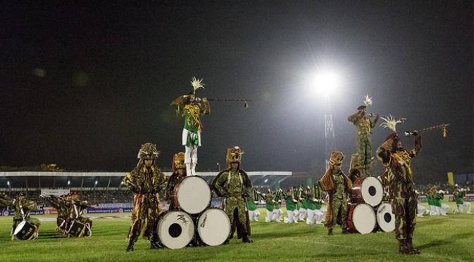 Penampilan drum band Taruna TNI AD meramaikan pembukaan Piala Kemerdekaan di Stadion Maulana Yusuf, Serang, Sabtu (15/8/2015). (Bola.com/Vitalis Yogi Trisna)