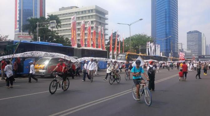 Puluhan ribu umat Islam putihkan jalur hari bebas kendaraan (Car Free Day/CFD) di Bundaran HI, Jakarta. (Liputan6.com/Nafiysul Qodar)