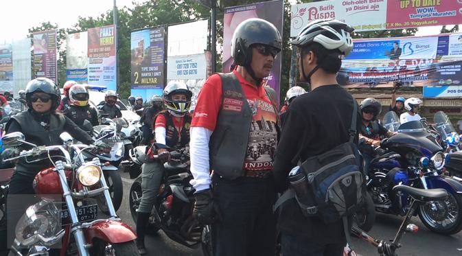 Elanto Wijoyono didatangi seorang peserta konvoi motor gede saat melakukan aksi di Yogyakarta, Sabtu (15/08/2015). Elanto dan Andika mengaku merasa resah melihat berbagai pelanggaran lalu lintas yang dilakukan pengendara motor gede. (foto: Suryo Wibowo)