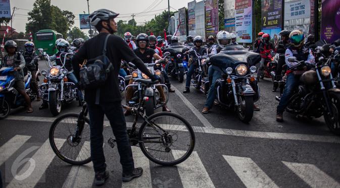 Elanto Wijoyono memalangkan sepedanya saat lampu lalu lintas menyala merah di Yogyakarta, Sabtu (15/8/2015). Elanto dan Andika mengaku merasa resah melihat berbagai pelanggaran lalu lintas yang dilakukan pengendara motor gede.  (foto: Suryo Wibowo)