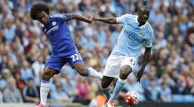 Duel lini tengah antara Willian vs Yaya Toure (Reuters / Carl Recine Livepic)