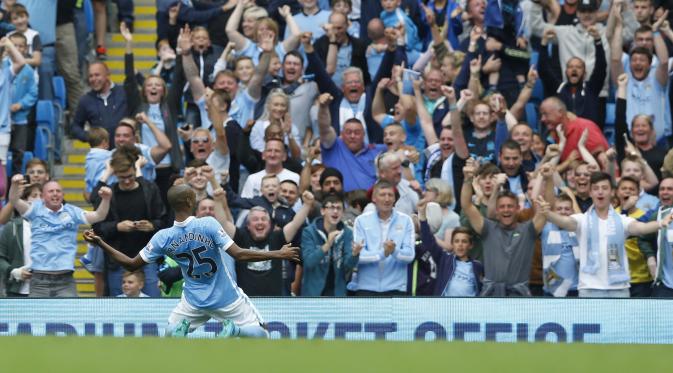 Fernandinho rayakan gol ketiga ke gawang Chelsea (Reuters / Carl Recine Livepic )