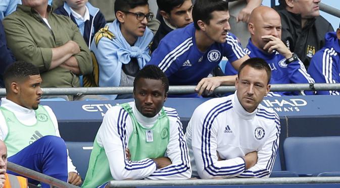 ALASAN - Jose Mourinho membeberkan alasannya menggantikan John Terry saat melawan Manchester City. (Reuters / Carl Recine)
