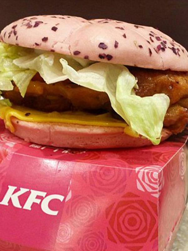 Uniknya burger terbaru dari KFC di China dengan menggunakan roti berwarna hitam dan pink mengundang perhatian masyarakat