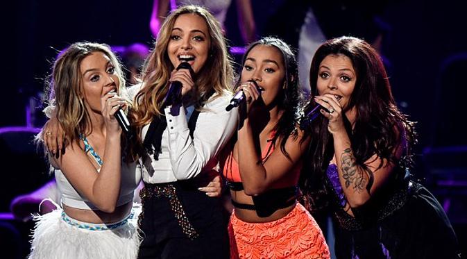 Perrie Edwards bersama rekan-rekannya di Little Mix saat tampil di Teen Choice Awards 2015. (foto: dailymail)