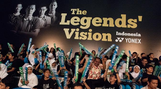 Sejumlah penonton bersorak sorai pada laga Yonex Legends Vision di GOR Asia Afrika, Jakarta, Senin (17/8/2015). (Bola.com/Vitalis Yogi Trisna)