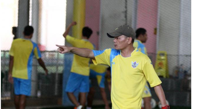 Pelatih Gresik United, Liestiadi memberikan instruksi kepada para pemainnya dalam sesi latihan jelang Piala Presiden. (Bola.com/Fahrizal Arnas)