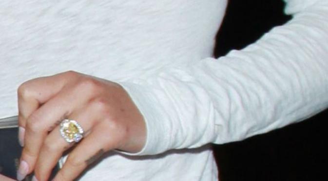 Iggy Azalea mendapat cincin putih seharga Rp 6miliar (mirror.co.uk)