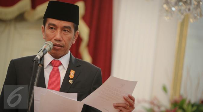 Presiden Jokowi memberikan pernyataan pers terkait kecelakaan Pesawat Trigana di Papua, Jakarta, Senin (17/8/2015). Presiden telah menugaskan tim taktis untuk mengevakuasi Pesawat Trigana Air yang jatuh. (Liputan6.com/Faizal Fanani)