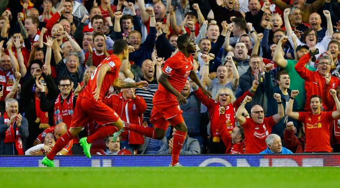 Penyerang Liverpool Christian Benteke saat melakukan selebrasi setelah mencetak gol perdana bagi Liverpool di Anfield stadium, Liverpool, Inggris, Senin (17/8/2015). Gol Benteke jadi satu – satunya gol bagi kemenangan Liverpool. (Reuters/Darren Staples)