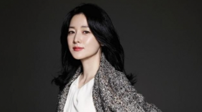 Lee Young Ae, artis ternama juga dianggap laik mendapatkan gelar Wanita Paling Cantik di Korea Selatan 2015.