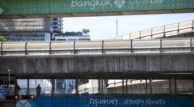 Jembatan penyeberangan di dekat lokasi ledakan bom Bangkok. (Reuters)