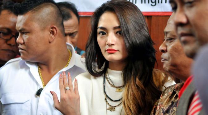 Siti Badriah usai menjalani sidang dalam kasus Nagaswara melawan rumah karaoke Inul Vizta di PN Jakarta Utara, Selasa (18/8/2015). [Foto: Panji Diksana/Liputan6.com]